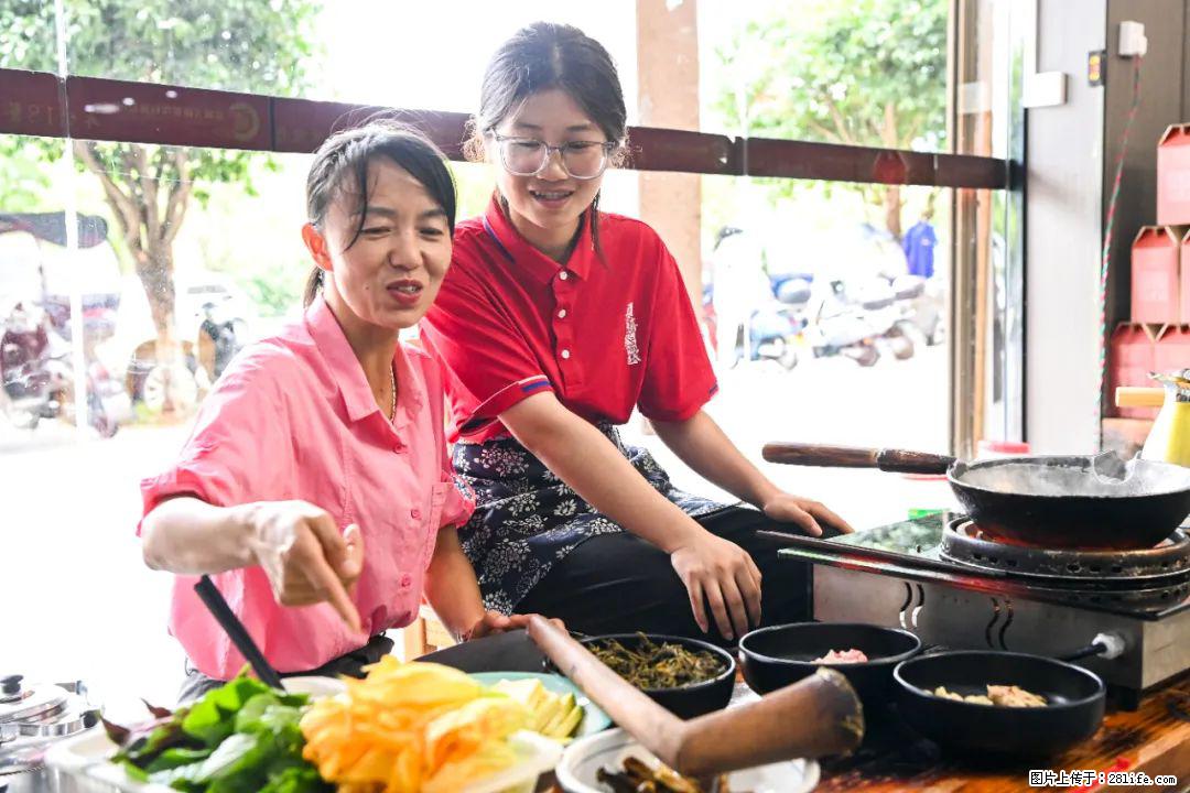 全网追的“扁担女孩”,找了一份暑假工,时薪12元 - 深圳生活资讯 - 深圳28生活网 sz.28life.com