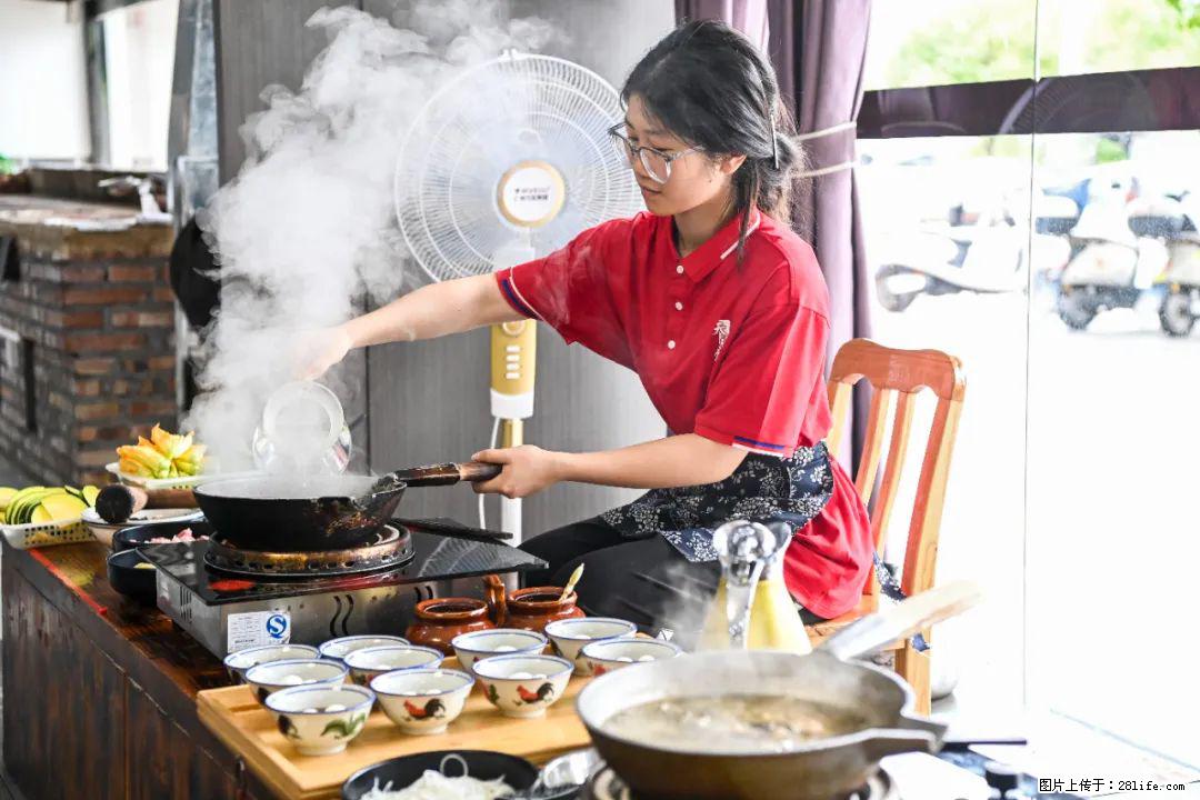 全网追的“扁担女孩”,找了一份暑假工,时薪12元 - 深圳生活资讯 - 深圳28生活网 sz.28life.com